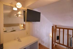 Μια τηλεόραση ή/και κέντρο ψυχαγωγίας στο Smaragda Studios Skopelos