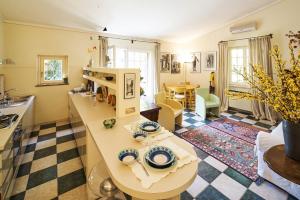 cocina y sala de estar con encimera en Cottage del Limone en Spoleto