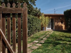 a wooden fence in front of a house at Cottage del Limone in Spoleto