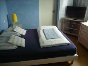 プレスタン・レ・グレーヴにあるResidence les cotes d'Armorのベッドルーム(枕付きベッド1台、テレビ付)