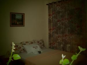 A bed or beds in a room at Phyllis Maisonettes