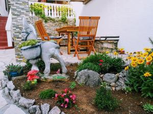 Ein Garten an der Unterkunft Solovi Dvori