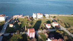 una vista aérea de una casa en una isla en el agua en Boss 2 Hotel, en Eceabat