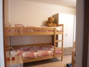 1 Schlafzimmer mit 2 Etagenbetten und einem Teddybär in der Unterkunft Al Bait de Giò in Bormio