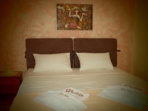 A bed or beds in a room at Phyllis Maisonettes