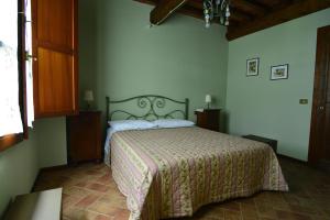 una camera con un grande letto di Casa Mire, San Gimignano a Gambassi