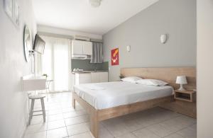 Postel nebo postele na pokoji v ubytování Afkos Apartments