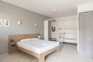 Postel nebo postele na pokoji v ubytování Afkos Apartments