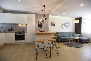 cocina y sala de estar con sofá y mesa en Apartment Speranza en Zadar