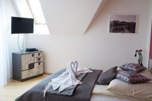 Televízia a/alebo spoločenská miestnosť v ubytovaní Apartamenty Rodzinne II ApartZakop