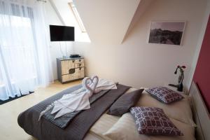 Televízia a/alebo spoločenská miestnosť v ubytovaní Apartamenty Rodzinne II ApartZakop