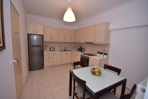 Kuchyňa alebo kuchynka v ubytovaní Keratea Apartment Athens Airport + 12 fotografií