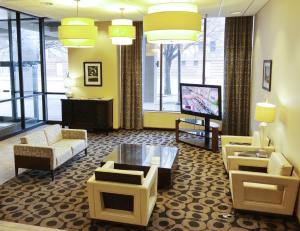TV a/nebo společenská místnost v ubytování Radisson Hotel Bismarck