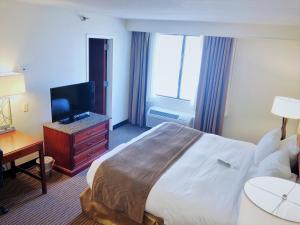 Postel nebo postele na pokoji v ubytování Radisson Hotel Bismarck