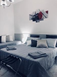 1 Schlafzimmer mit 2 Betten und blauer Bettwäsche in der Unterkunft B&B Villa D'Errico in Casapulla