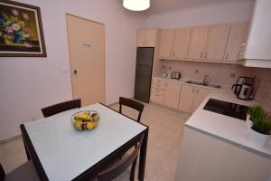Kuchyňa alebo kuchynka v ubytovaní Keratea Apartment Athens Airport