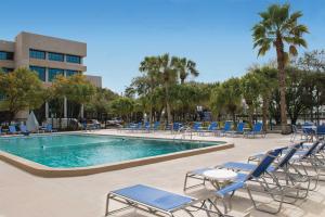 タンパにあるThe Barrymore Hotel Tampa Riverwalkのラウンジチェア付きのスイミングプール、