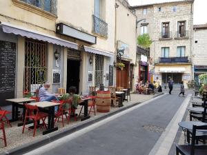 Photo de la galerie de l'établissement Au QUATRE, 2em étage centre historique, à Pézenas