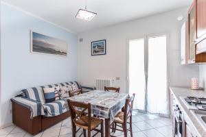 A kitchen or kitchenette at Residence Kimba