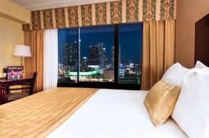 Un pat sau paturi într-o cameră la The Barrymore Hotel Tampa Riverwalk