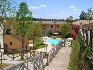 un resort con piscina e alcuni edifici di Casa Mire, San Gimignano a Gambassi