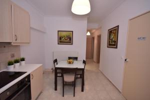 Kuchyňa alebo kuchynka v ubytovaní Keratea Apartment Athens Airport