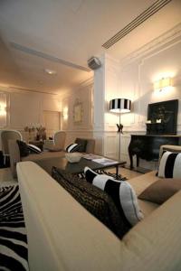 sala de estar con sofá y piano en Hotel De Monaco, en Cap d'Ail