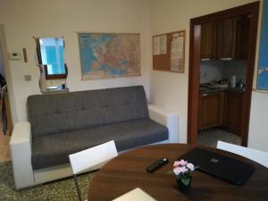 uma sala de estar com um sofá e uma mesa em Venice Lagoon House B&B em Tessera