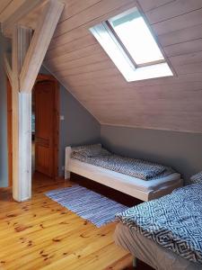 מיטה או מיטות בחדר ב-Siedlisko Ostropest Karbowskie 9a