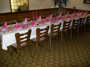 een lange tafel met roze hoeden erop bij Gasthof Rhönperle in Kothen