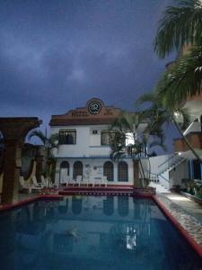 Bazén v ubytování Hotel Real del Quijote a sólo 50 metros de la playa nebo v jeho okolí