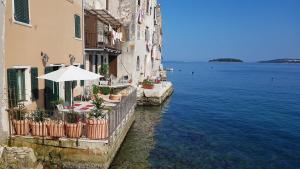 grupa budynków obok zbiornika wodnego w obiekcie Apartment Casa Marea w Rovinj