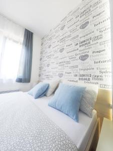 Een bed of bedden in een kamer bij Apartments Karamarković