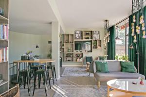 斯德哥尔摩布隆玛梵第一酒店的客厅里有一张沙发和一张桌子。