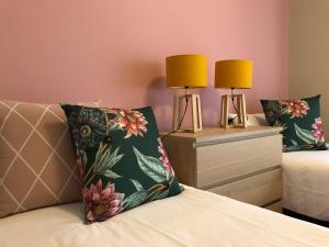 - une chambre avec deux lampes au-dessus d'un lit dans l'établissement La casa de Perfecta, à Gondomar