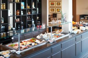 ein Buffet mit vielen verschiedenen Speisen in der Unterkunft Romantik Hotel Kieler Kaufmann in Kiel