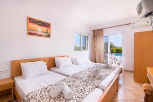Ένα ή περισσότερα κρεβάτια σε δωμάτιο στο Villa Platanos