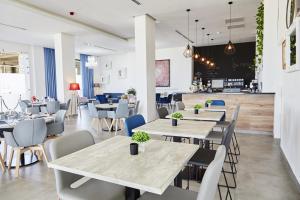 a restaurant with tables and chairs and a bar at Asilah 32 in Asilah