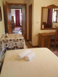 Postel nebo postele na pokoji v ubytování Hotel Gjirokastra