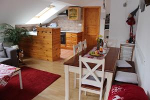 eine Küche und ein Esszimmer mit einem Tisch und Stühlen in der Unterkunft Ferienwohnung Haus Maria Schwarzwald in St. Blasien
