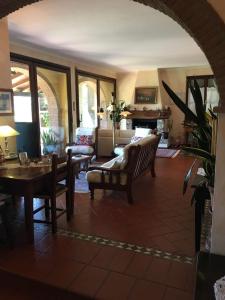 a living room with a couch and a table at Villaspino in Capolona