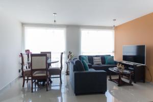 a living room with a couch and a table at Habitación en Departamento Coyoacan in Mexico City