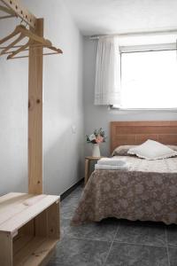sypialnia z dwoma łóżkami i oknem w obiekcie Pension Casa Maruja w mieście Castromayor