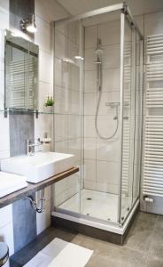 a bathroom with a shower and a sink at Altstadt Ferienwohnung An Der Stadtmauer in Füssen