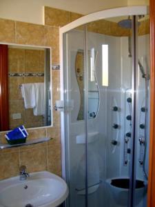 Koupelna v ubytování Hotel Verdi + 37 fotografií