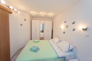 une petite chambre avec un lit et une chaise dans l'établissement Apartman Svilno, à Rijeka
