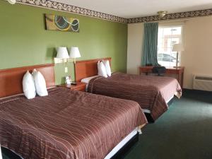 a hotel room with two beds and a window at Eldon Inn in Eldon
