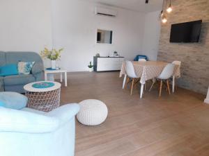 TV a/nebo společenská místnost v ubytování Apartman Karmen