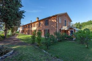 een extern uitzicht op een groot huis met een tuin bij Country House Montesoffio in Barchi