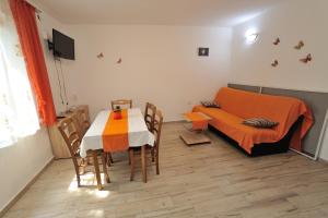 un salon avec une table et un canapé dans l'établissement Apartman Svilno, à Rijeka